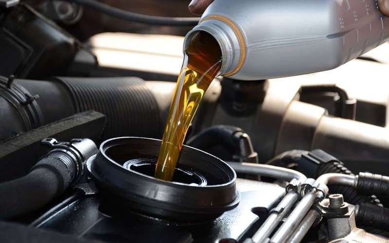 Samochodowy olej, olejowi jest nierówny