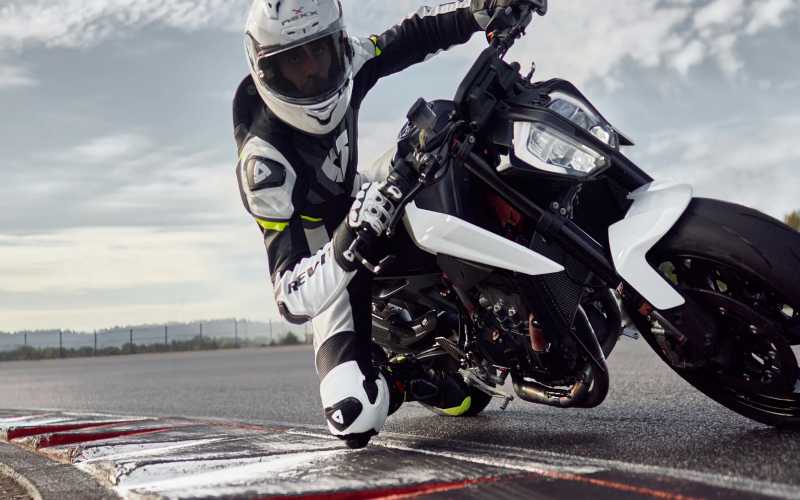 Przegląd najlepszych sportowych rękawic motocyklowych REV'IT