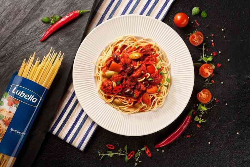 spaghetti chorizo w pomidorach
